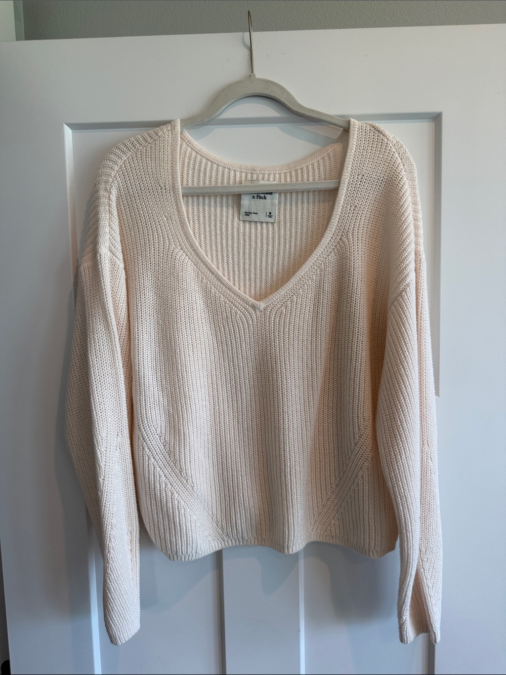 A&F Cream V-Neck Ribbed Knit Sweater - M